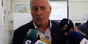 El consejero de Bienestar Social y Sanidad, Daniel Ventura, ofreciendo declaraciones a la prensa.