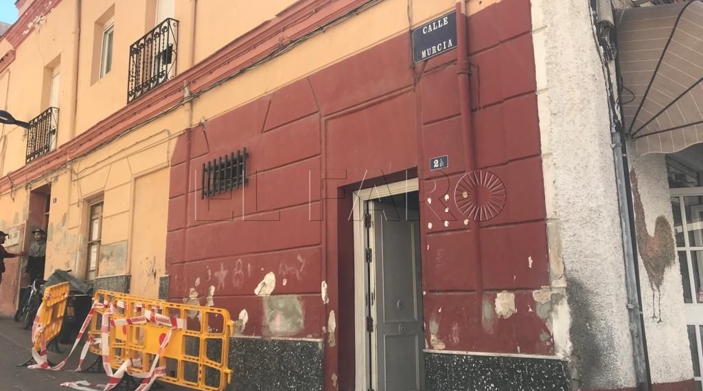 Señalización de peligro en la esquina de las calles Castelar y Murcia, en Melilla