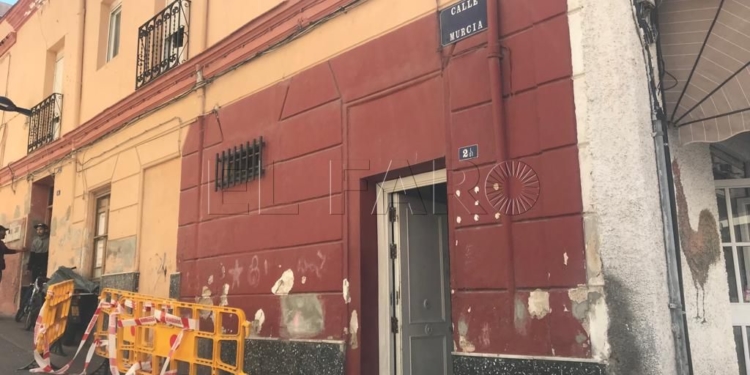 Señalización de peligro en la esquina de las calles Castelar y Murcia, en Melilla