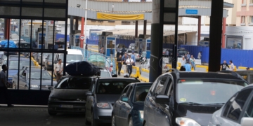 GRAF1069. MELILLA, 12/09/2018.- Varios vehículos circulan por el paso fronterizo de Beni-Enzar. Melilla, que tiene cuatro pasos fronterizos con Marruecos por los que cruzan cada año en ambos sentidos más de 20 millones de personas y casi cinco millones de vehículos, está en vilo por el futuro de su aduana comercial, cerrada desde hace 43 días por decisión unilateral del país vecino. EFE/ F.G. Guerrero