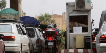 GRAF1069. MELILLA, 12/09/2018.- Varios vehículos circulan por el paso fronterizo de Beni-Enzar. Melilla, que tiene cuatro pasos fronterizos con Marruecos por los que cruzan cada año en ambos sentidos más de 20 millones de personas y casi cinco millones de vehículos, está en vilo por el futuro de su aduana comercial, cerrada desde hace 43 días por decisión unilateral del país vecino. EFE/ F.G. Guerrero