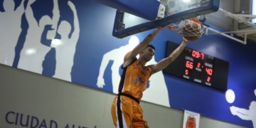 Erikas Kalinicenko, en uno de los mates en el encuentro frente al Benahavis de Málaga.