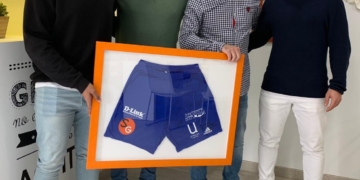 El melillense Ali, el primero por la derecha, en un acto de su actual equipo.