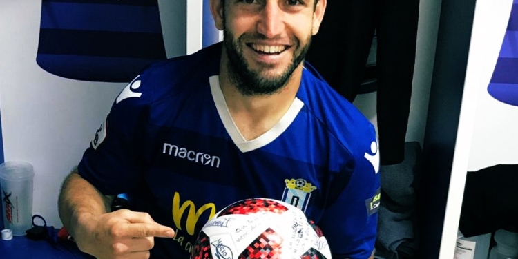 Óscar García se llevó el balón firmado por todos sus compañeros.