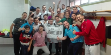 Celebración de los jugadores melillenses en el vestuario del Lázaro Fernández.