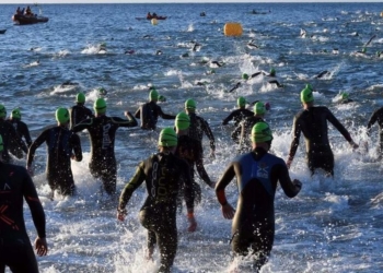 Salida en el segmento de natación durante la pasada edición de esta competición de alto nivel.