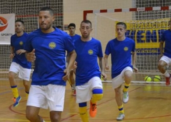 Calentamiento de los jugadores del Constitución.