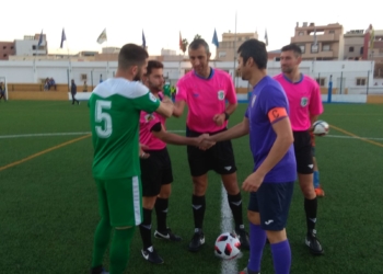 Saludo de los capitanes antes del inicio de uno de los encuentros del River Melilla.