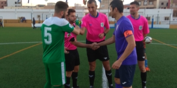 Saludo de los capitanes antes del inicio de uno de los encuentros del River Melilla.