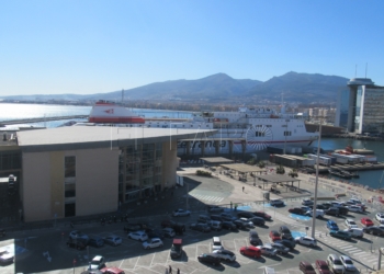 CUANDO viajo sola a la península suelo pedirme camarote compartido en el barco. En cada viaje me prometo que es la última vez porque con esta decisión dejo en manos del azar el inicio de mis vacaciones o escapadas.
Normalmente los camarotes compartidos son ocupados por personas que viajan solas y que tienen un sueño profundo. De lo contrario, sería imposible convivir con desconocidos durante ocho horas en un compartimento completamente cerrado.
En el último viaje que hice me tocó con una chica bereber más o menos de mi edad, y dos jovencitas de entre 20 y 25 años, de apariencia europea y pintas de niñas bien de Melilla, pero a las que los buenos modales se les olvidaron en el control del puerto.
Una de ellas quería cargar su móvil, pero la chica bereber había invadido dos enchufes. En lugar de preguntar si podía dejarle espacio para  cargar su teléfono, soltó a bocajarro: “Quita un cargador que tengo que cargar mi móvil”. Sólo le faltó añadir: “Quítalo o te pateo”.
En su arrebato de mala educación no se percató de que en los camarotes hay además puertos USB que funcionan como cargadores. Iba tan a la defensiva que terminó comportándose como una auténtica orillera.
La otra chica-bien entró al camarote, vio el panorama, dejó su equipaje y se marchó. Regresó a las dos de la madrugada, encendió todas las luces y montó la de Dios para subirse a la parte de arriba de una litera. Nos despertó a todas, pero no fue capaz de disculparse. 
Ahí no acabaron las sorpresas: a las seis de la mañana, la hija de la chica bereber aporreó la puerta con urgencia: necesitaba una compresa.
Recuerdo que la primera vez que viajé en camarote compartido, llegué la última y me tocó en la parte de arriba de una litera. Yo no sabía que detrás de la puerta del camarote hay una escalera, así que intenté subirme a las bravas. Se levantó una chica gigante que ya estaba arropada, me cogió en brazos y me esclafó contra el techo. Cuando aquello yo pesaba 50 kilos, así que cogí una velocidad de vértigo. Lo peor fue a la hora de bajarme. Ya se habían marchado todas del camarote: me lancé al vacío y casi me parto la vida en dos.
Si no hubiera viajado tantas veces en camarote compartido no sabría que siempre se puede estar peor. En el pasado Ramadán me tocó viajar una noche con una señora muy mayor, que sobre las tres de la madrugada encendió la luz y se puso a comer. 
Yo no suelo quejarme porque entiendo que la tranquilidad y la comodidad hay que pagarlas. Pero una de las chicas que iba en el camarote le montó un pifostio a la señora. La pobre apagó la luz y siguió comiendo a oscuras. Creo que comía carne en salsa y olía bastante fuerte. Era difícil dormir. Por un lado, el olor y el ruido que hacía la señora con la boca. Por otro, la chica indignada, mascullando improperios y animando a la mujer a salirse al comedor a terminar su banquete.
Pero aún se puede estar peor. En otra ocasión, llegué al camarote y para mi sorpresa, sólo entró una segunda ocupante. Las otras dos camas se quedaron vacías. 
Di gracias al Señor por su amabilidad infinita, pero pocos segundos después me defequé en toda mi generación.
La joven con la que compartía camarote tuvo la bondad de decirme que era soldado antes de meterse en el baño. Estuvo encerrada un tiempo indefinido, tirando de la cadena continuamente. Nunca antes había visto a alguien con tanta abundancia interior. 
Cuando salió apestaba ella, el aseo, la habitación... Todo olía a ciénaga. La infeliz no tuvo coraje de intercambiar una mirada conmigo ni atinó a disculparse. Cogió el barco a sabiendas de que tenía descomposición de estómago. Qué coraje, pensé.
La joven se levantó a las seis de la mañana y se marchó del camarote. Respiré tranquila. Ingenua de mí. Poco después regresó y se encerró nuevamente en el aseo. 
Me tiré corriendo de la cama, me vestí y huí. No quería comerme por segunda vez su fetidez. Supongo que se tomó una café y el estómago se le asustó. Ese viaje fue, en mi opinión, el peor de todos, aunque tengo otras experiencias horribles en los camarotes 102 y 52 de Trasmediterránea porque huelen a pescado. Al parecer les entran todos los humos de la cocina y yo tengo un olfato que si me ponen en el control del puerto decomiso droga sin necesidad de pasar las maletas por el escáner. 
Cuando me pasan estas cosas, me invade una tristeza muy grande porque lamento tener que subir al barco para salir de vacaciones. Nunca pensé que, pasado el tiempo, mis sinsabores sirvieran para dar un respiro a esta Jabalina.