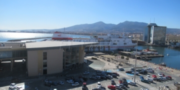 CUANDO viajo sola a la península suelo pedirme camarote compartido en el barco. En cada viaje me prometo que es la última vez porque con esta decisión dejo en manos del azar el inicio de mis vacaciones o escapadas.
Normalmente los camarotes compartidos son ocupados por personas que viajan solas y que tienen un sueño profundo. De lo contrario, sería imposible convivir con desconocidos durante ocho horas en un compartimento completamente cerrado.
En el último viaje que hice me tocó con una chica bereber más o menos de mi edad, y dos jovencitas de entre 20 y 25 años, de apariencia europea y pintas de niñas bien de Melilla, pero a las que los buenos modales se les olvidaron en el control del puerto.
Una de ellas quería cargar su móvil, pero la chica bereber había invadido dos enchufes. En lugar de preguntar si podía dejarle espacio para  cargar su teléfono, soltó a bocajarro: “Quita un cargador que tengo que cargar mi móvil”. Sólo le faltó añadir: “Quítalo o te pateo”.
En su arrebato de mala educación no se percató de que en los camarotes hay además puertos USB que funcionan como cargadores. Iba tan a la defensiva que terminó comportándose como una auténtica orillera.
La otra chica-bien entró al camarote, vio el panorama, dejó su equipaje y se marchó. Regresó a las dos de la madrugada, encendió todas las luces y montó la de Dios para subirse a la parte de arriba de una litera. Nos despertó a todas, pero no fue capaz de disculparse. 
Ahí no acabaron las sorpresas: a las seis de la mañana, la hija de la chica bereber aporreó la puerta con urgencia: necesitaba una compresa.
Recuerdo que la primera vez que viajé en camarote compartido, llegué la última y me tocó en la parte de arriba de una litera. Yo no sabía que detrás de la puerta del camarote hay una escalera, así que intenté subirme a las bravas. Se levantó una chica gigante que ya estaba arropada, me cogió en brazos y me esclafó contra el techo. Cuando aquello yo pesaba 50 kilos, así que cogí una velocidad de vértigo. Lo peor fue a la hora de bajarme. Ya se habían marchado todas del camarote: me lancé al vacío y casi me parto la vida en dos.
Si no hubiera viajado tantas veces en camarote compartido no sabría que siempre se puede estar peor. En el pasado Ramadán me tocó viajar una noche con una señora muy mayor, que sobre las tres de la madrugada encendió la luz y se puso a comer. 
Yo no suelo quejarme porque entiendo que la tranquilidad y la comodidad hay que pagarlas. Pero una de las chicas que iba en el camarote le montó un pifostio a la señora. La pobre apagó la luz y siguió comiendo a oscuras. Creo que comía carne en salsa y olía bastante fuerte. Era difícil dormir. Por un lado, el olor y el ruido que hacía la señora con la boca. Por otro, la chica indignada, mascullando improperios y animando a la mujer a salirse al comedor a terminar su banquete.
Pero aún se puede estar peor. En otra ocasión, llegué al camarote y para mi sorpresa, sólo entró una segunda ocupante. Las otras dos camas se quedaron vacías. 
Di gracias al Señor por su amabilidad infinita, pero pocos segundos después me defequé en toda mi generación.
La joven con la que compartía camarote tuvo la bondad de decirme que era soldado antes de meterse en el baño. Estuvo encerrada un tiempo indefinido, tirando de la cadena continuamente. Nunca antes había visto a alguien con tanta abundancia interior. 
Cuando salió apestaba ella, el aseo, la habitación... Todo olía a ciénaga. La infeliz no tuvo coraje de intercambiar una mirada conmigo ni atinó a disculparse. Cogió el barco a sabiendas de que tenía descomposición de estómago. Qué coraje, pensé.
La joven se levantó a las seis de la mañana y se marchó del camarote. Respiré tranquila. Ingenua de mí. Poco después regresó y se encerró nuevamente en el aseo. 
Me tiré corriendo de la cama, me vestí y huí. No quería comerme por segunda vez su fetidez. Supongo que se tomó una café y el estómago se le asustó. Ese viaje fue, en mi opinión, el peor de todos, aunque tengo otras experiencias horribles en los camarotes 102 y 52 de Trasmediterránea porque huelen a pescado. Al parecer les entran todos los humos de la cocina y yo tengo un olfato que si me ponen en el control del puerto decomiso droga sin necesidad de pasar las maletas por el escáner. 
Cuando me pasan estas cosas, me invade una tristeza muy grande porque lamento tener que subir al barco para salir de vacaciones. Nunca pensé que, pasado el tiempo, mis sinsabores sirvieran para dar un respiro a esta Jabalina.