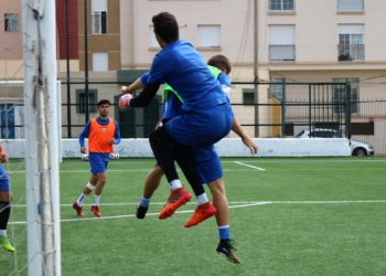 Futbolistas de la escuadra de nuestra ciudad, en el entrenamiento de ayer.