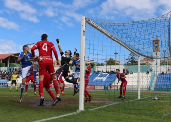 Los jugadores melillenses tuvieron muchas ocasiones durante el partido para sumar los tres puntos.