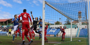Los jugadores melillenses tuvieron muchas ocasiones durante el partido para sumar los tres puntos.