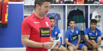 El técnico local, Luis Miguel Carrión, en el vestuario del estadio municipal Álvarez Claro.