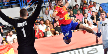 Lanzamiento de uno de los jugadores de España ante el portero austríaco Bauer, que realizó un partido muy completo.