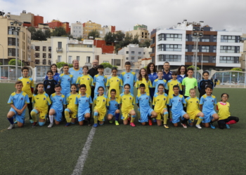 Foto de familia de los dos combinados de la Federación Melillense de Fútbol.