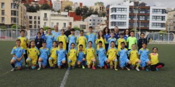 Foto de familia de los dos combinados de la Federación Melillense de Fútbol.