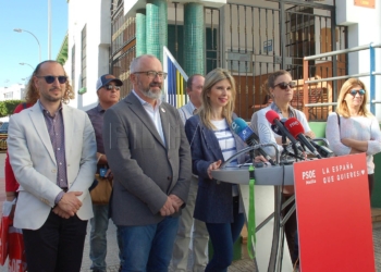 La candidata del PSOE de Melilla al Senado, Cristina Morales, en una acto de campaña en el CEIP Reyes Católicos.