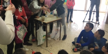 Alumnas de 6 de primaria muestran las distintas densidades del agua, el aceite y la miel.