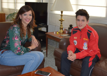 Imagen de la visita del deportista de nuestra ciudad a la Delegación del Gobierno.