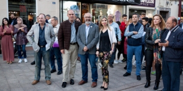Los candidatos al Congreso y al Senado de PSOE por Melilla, Miguel Aparicio, Jaime Bustillo y Cristina Morales, posan en el fin de campaña. Foto: Liazid Abm