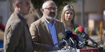 El candidato al Congreso, Jaime Bustillo (en medio); junto a los candidatos al Senado, Miguel Aparicio y Cristina Morales. Foto: Javier Bernardo.