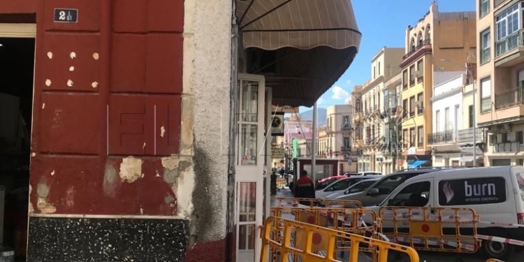Señalización de peligro en la esquina de las calles Castelar y Murcia, en Melilla