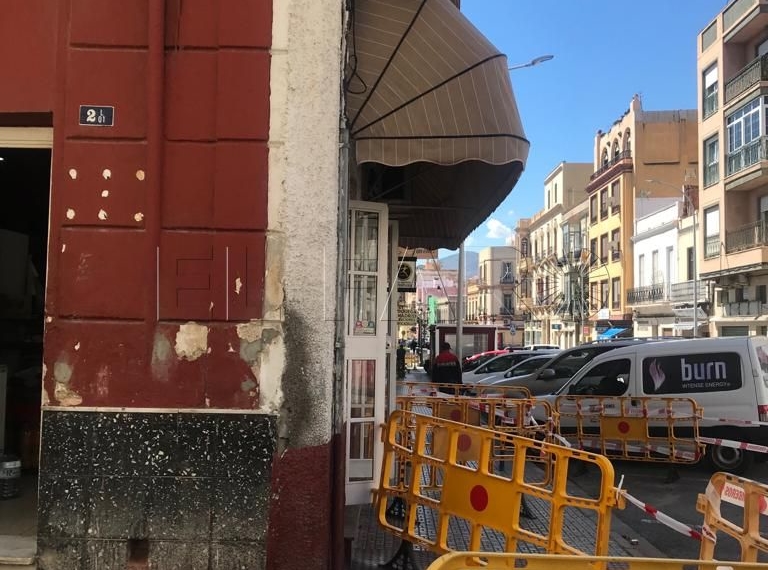 Señalización de peligro en la esquina de las calles Castelar y Murcia, en Melilla