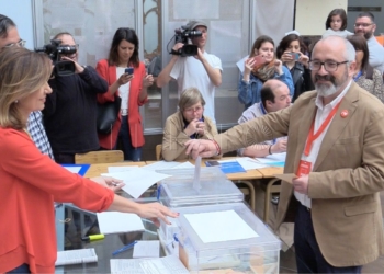 El candidato al Congreso del PSOE por Melilla, Jaime Bustillo, vota en la UNED.