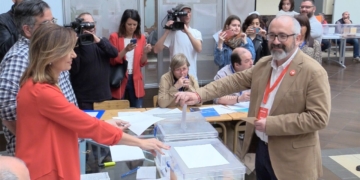 El candidato al Congreso del PSOE por Melilla, Jaime Bustillo, vota en la UNED.