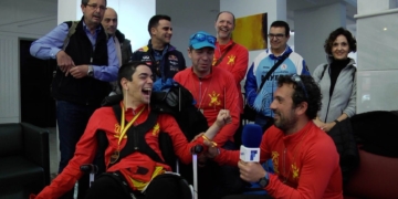 Agustín de Sousa junto a sus padres y sus compañeros del Club de Montaña ‘Anyera’ de Ceuta.