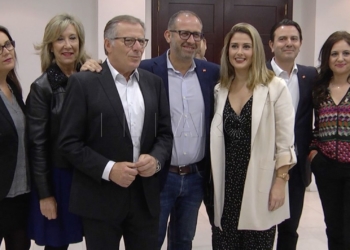 En el centro de la imagen, la noche de este viernes, los candidatos Eduardo de Castro, Justo Sancho-Miñano y Paula Villalobos. (Foto: Javier Bernardo)