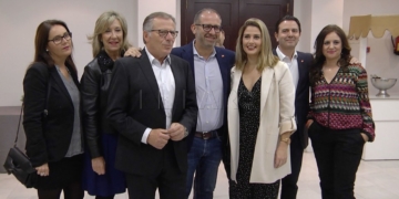 En el centro de la imagen, la noche de este viernes, los candidatos Eduardo de Castro, Justo Sancho-Miñano y Paula Villalobos. (Foto: Javier Bernardo)