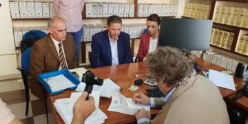 Los candidatos de CpM firmaron ante notario el contrato de ciudadanía (Foto: Cedida)