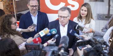 Eduardo de Castro atendió este martes a los periodistas en la plaza de Menéndez Pelayo.
