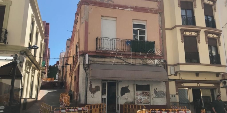 Señalización de peligro en la esquina de las calles Castelar y Murcia, en Melilla