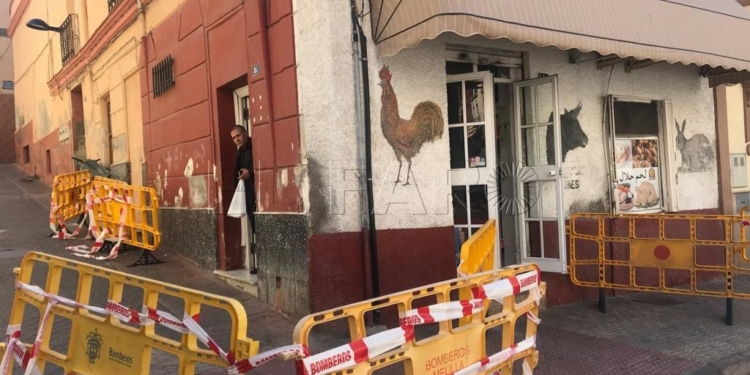 Señalización de peligro en la esquina de las calles Castelar y Murcia, en Melilla