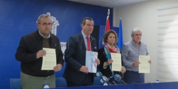 El consejero Antonio Miranda junto a los responsables de los centros concertados.