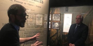 Imbroda, durante la visita guiada con la que se ha inaugurado la exposición de Méliès en Melilla.