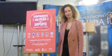 La viceconsejera de Mujer y Juventud, Isabel Moreno, posa junto al cartel de los campamentos de ocio y deporte de Semana Santa.