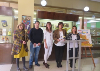 La consejera de Cultura, Fadela Mohatar, junto a Maribel Pintos, de Melilla Monumental, la directora de la Biblioteca Sonia Gil y los profesores del Colegio España.