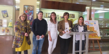 La consejera de Cultura, Fadela Mohatar, junto a Maribel Pintos, de Melilla Monumental, la directora de la Biblioteca Sonia Gil y los profesores del Colegio España.
