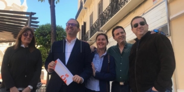 El equipo de Cs en Melilla, este viernes, en la plaza de Menéndez Pelayo.
