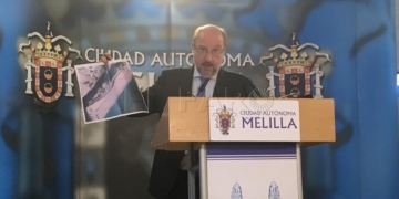 El consejero de Medio Ambiente Manuel Ángel Quevedo, mostrando una imagen de Horcas Coloradas.