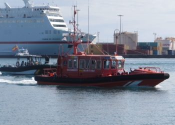 Llegada del Salvamar Alcor al Puerto Noray de Melilla, escoltado por los GEAS de la Guardia Civil.