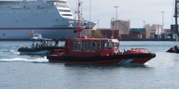 Llegada del Salvamar Alcor al Puerto Noray de Melilla, escoltado por los GEAS de la Guardia Civil.