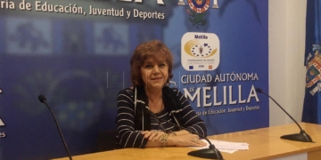 La viceconsejera del Mayor y Relaciones Vecinales, Carmina San Martín, da una rueda de prensa para hablar del concurso literario.