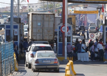 Un guardia civil, herido de gravedad tras ser empujado por un inmigrante entrando a la carrera en Beni Enzar