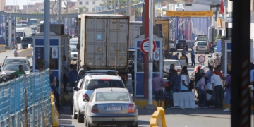 GRAF5895. MELILLA, 14/08/2018.- Camiones en la frontera de Beni-Enzar tras la decisión de Marruecos de cerrar la aduana comercial. El Gobierno español aseguró hoy que defenderá los intereses de la ciudad española norteafricana de Melilla ante la decisión de Marruecos de cerrar la aduana comercial en la frontera de Beni-Enzar. EFE/F.G.Guerrero